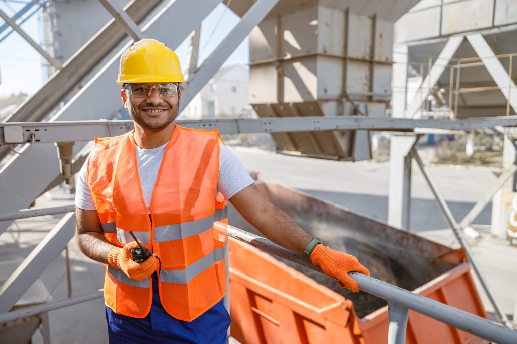 Miembro del equipo de 3 FDS Construction sonriendo - Satisfacción garantizada.