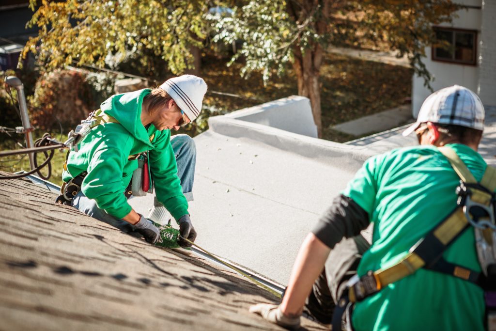 Instalación profesional de membrana de techo por equipo de roofing.