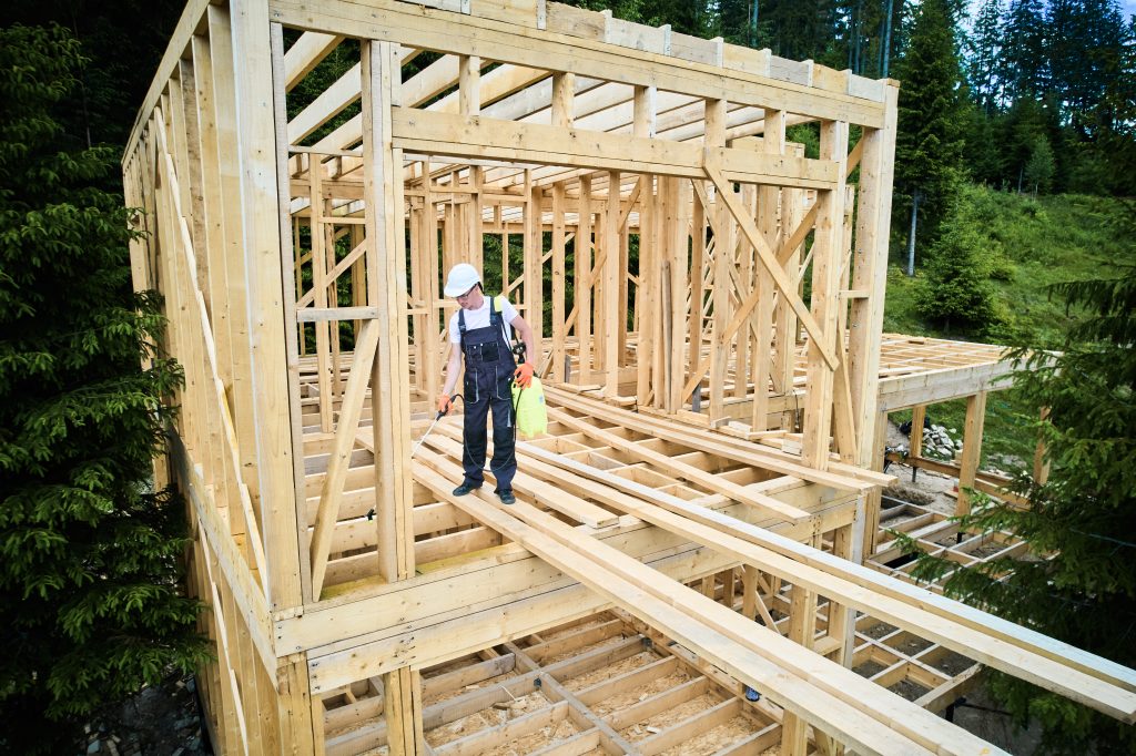 Trabajador dentro de estructura de framing - Construcción residencial.